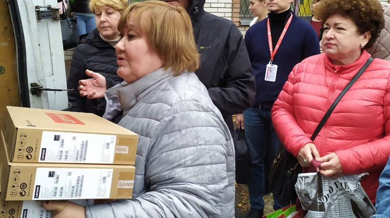 Освітяни Луганщини отримали девайси для організації дистанційного навчання. Кому їх видадуть