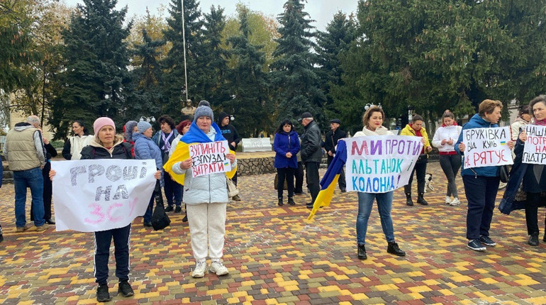 "Бруківка від куль не рятує": мешканці П'ятихаток вийшли на мітинг