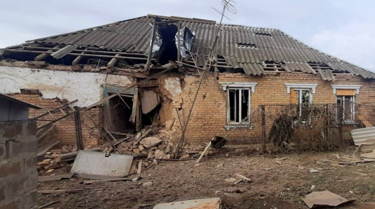 Понівечено медзаклади та нотаріальну контору: окупанти весь день гатили по Нікополю