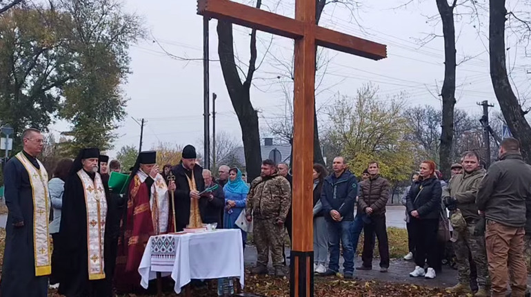 У Лозовій освятили хрест майбутнього греко-католицького храму. Де зведуть нову церкву