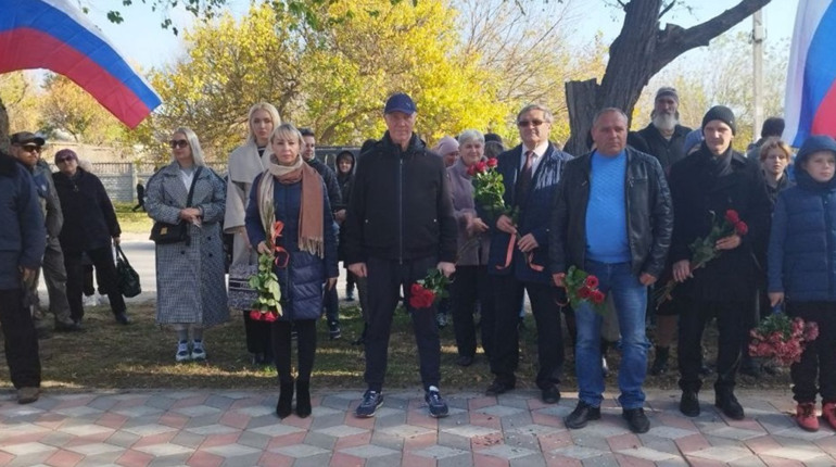 У Генічеську загарбники святкували «День народного єдінства» під пам’ятником Т.Г. Шевченку