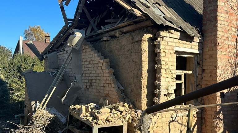 За день російські окупанти 6 разів вдарили по Нікопольщині: у місті постраждала 31-річна жінка