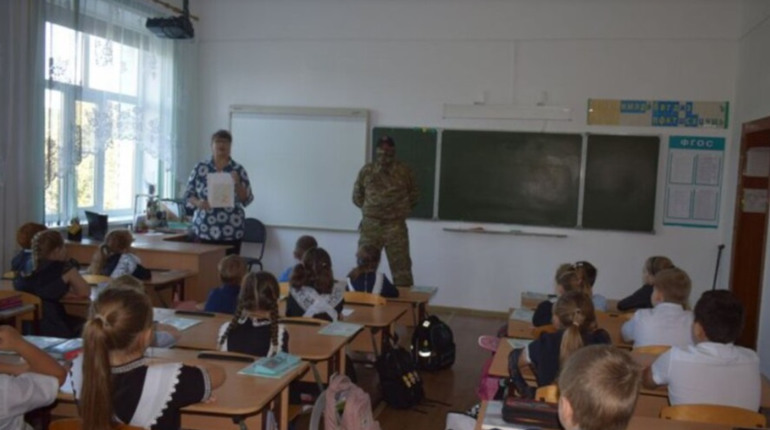 Чинять тиск на школярів. На Луганщині окупанти вриваються у класи та перевіряють телефони учнів