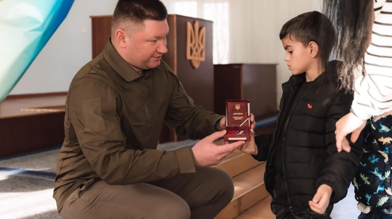 Родинам загиблих Героїв Кіровоградщини вручили ордени. Серед нагороджених є долинчанин