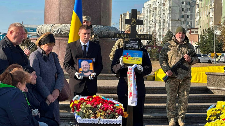 "З легкою посмішкою та щирими очима": южненці провели в останню путь героя Геннадія Степанова