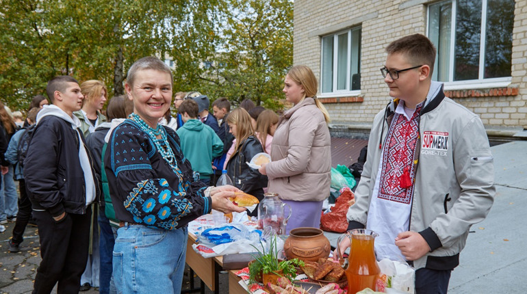 Колектив Первомайської політехніки підтримав волонтерський збір для ЗСУ: благодійний ярмарок