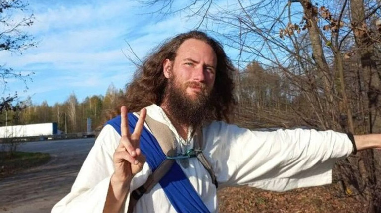 На Київщині помітили чоловіка, одягненого як Ісус: на плечах він ніс важкий хрест від самої Варшави