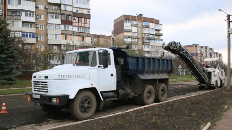 У Покровську почалися довгоочікувані дорожні роботи. На якій ділянці працюють шляховики