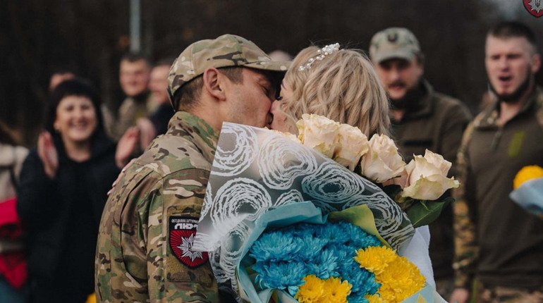 Кохання, що почалось з пляжів Скадовська. Історія бійця ЗСУ і його нареченої