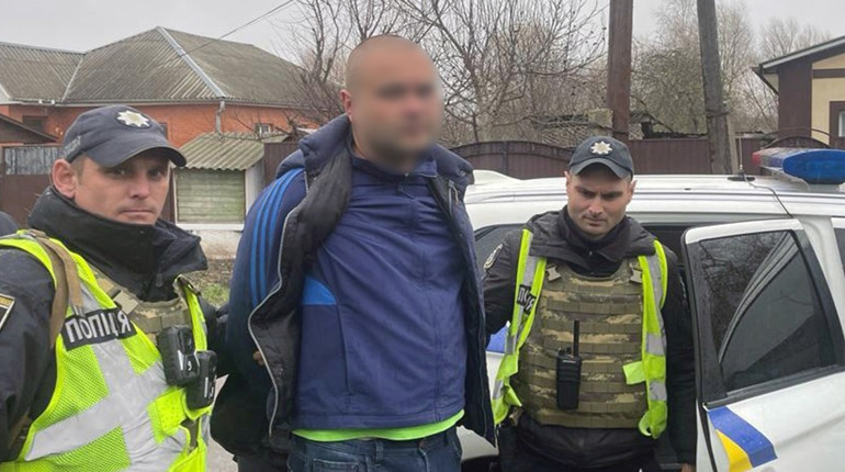 Побив та пограбував продавчиню магазину: у Ніжині поліцейські оперативно затримали зловмисника