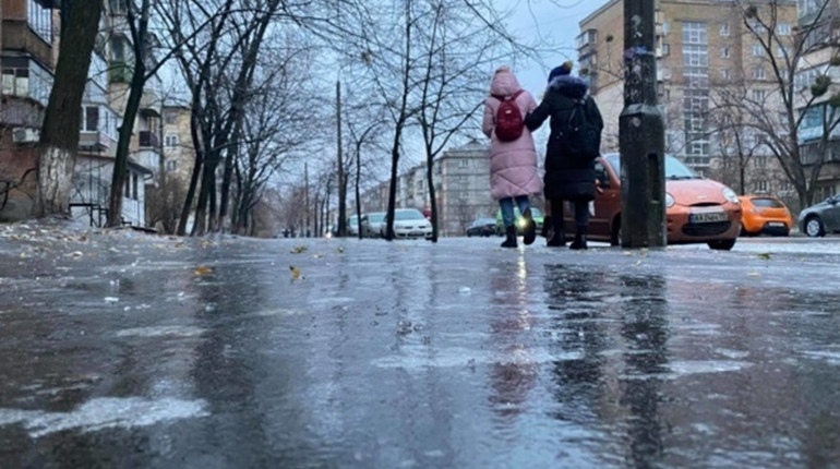 Негода на Лозівщині. Найближчими днями очікується налипання мокрого снігу, на дорогах ожеледиця