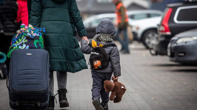 Українським біженцям скоротять допомогу