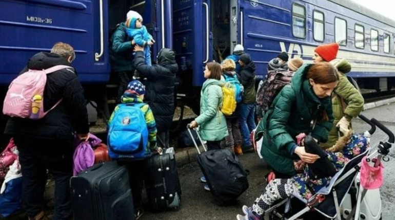 З Торецька на Сумщину евакуювали багатодітну родину