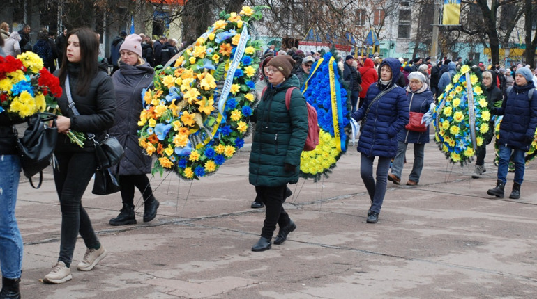 У Шостці провели в останню путь захисника, батька трьох дітей - Віктора Волкотрубенка