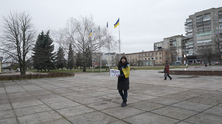 У Шостці місцева депутатка влаштувала одиночний пікет: чого вона добивається