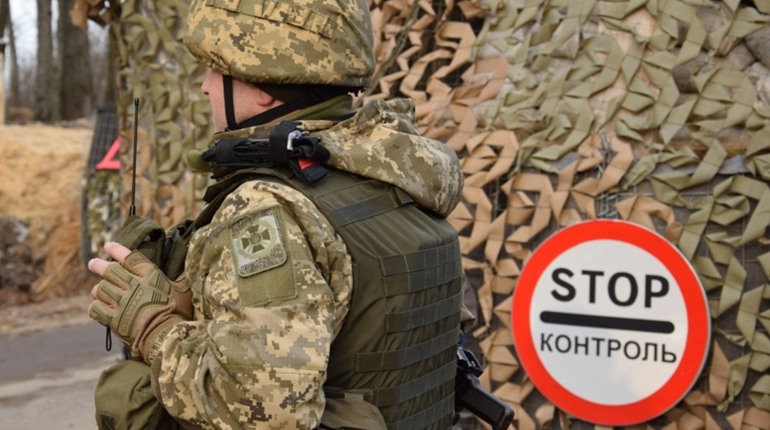 На Сумщині чергові на блокпості зброєю зупиняли водія: які правила проїзду КПП