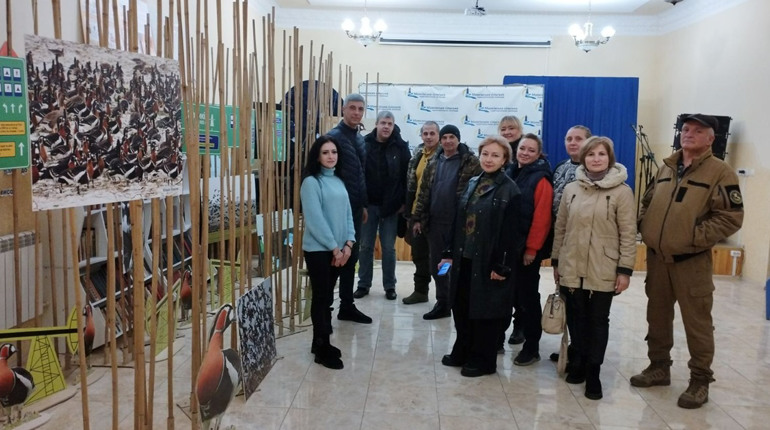 У Маяках відкрили виставку про птахів, які під час міграції роблять зупинку у Нацпарку