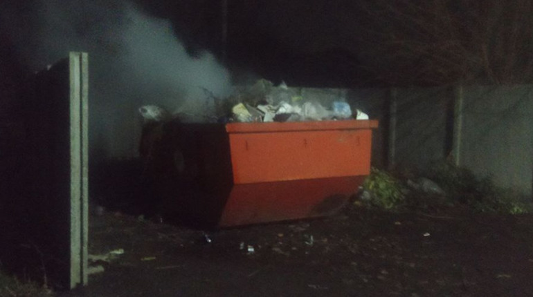 Біля кладовища підпалили контейнер із сміттям