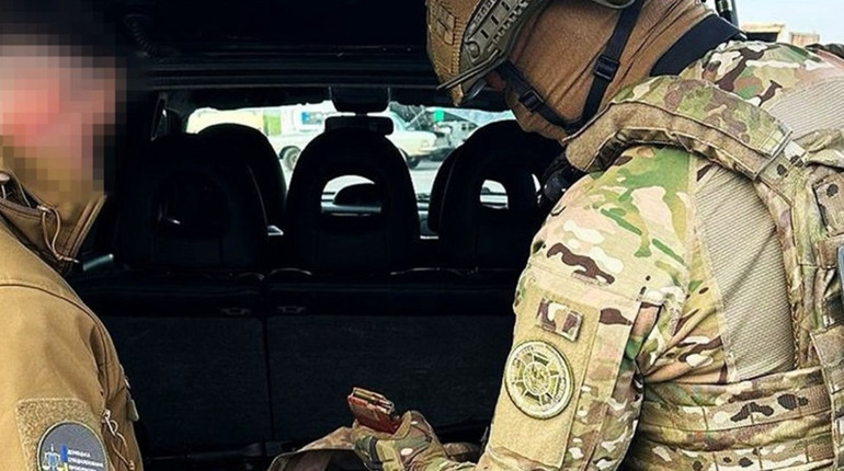 СБУ затримала військовослужбовців, що хотіли продати криміналітету трофейну зброю з Бахмута