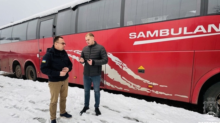 Покровськ отримав сучасний автобус від Швеції. Коли вийде у рейс та кого перевозитиме