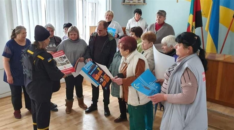 Рятувальники розповіли медикам Торецької лікарні про дії з вибуховими предметами