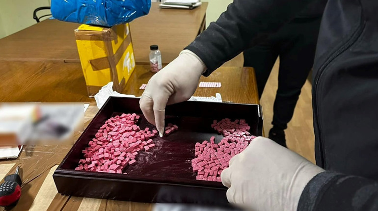 Фітнес-тренер з Одеси возив екстазі з Європи, ховаючи товар у компʼютерній техніці