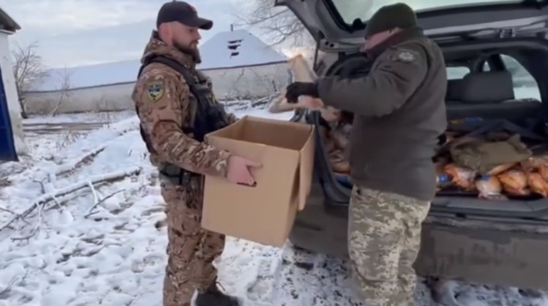 Турбота про деокуповану Луганщину. Як поліцейські доправляють хліб та надають супутниковий зв'язок