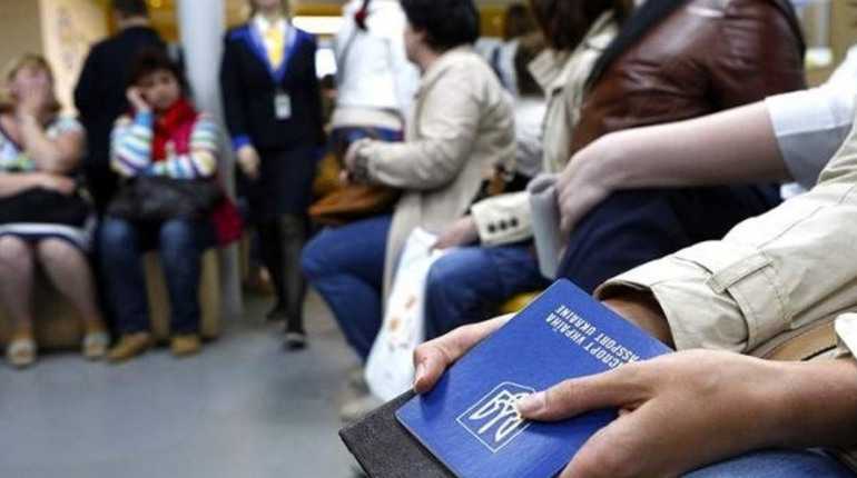 Виплати та працевлаштування — по-новому: Кабмін вніс зміни до правил надання допомоги переселенцям