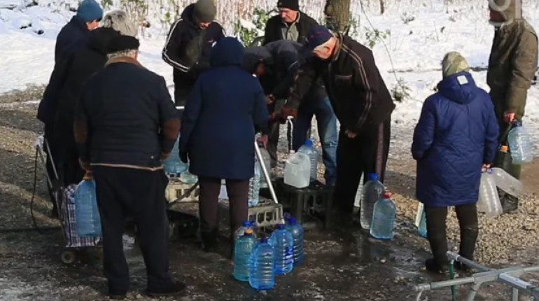 Попри морози у Покровську люди без проблем запасаються питною водою зі свердловин