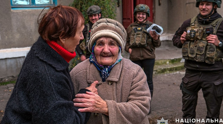 Евакуація на ношах та зі сльозами. “Білі янголи” вивезли з Торецької громади двох літніх жінок
