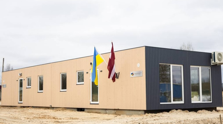 Латвія профінансувала 12 модульних будинків в Чернігові для людей, що втратили житло