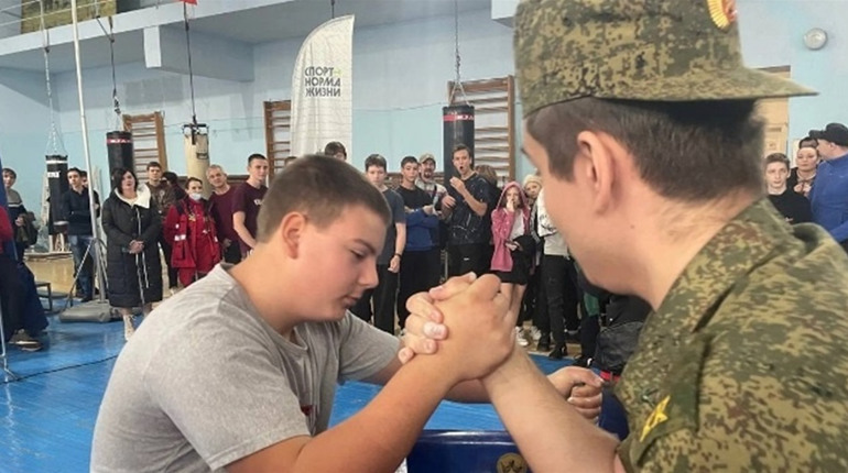 Турнір з армреслінгу провели у Скадовську до «дня російського військового миротворця»