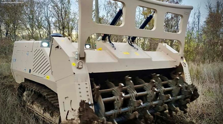 На Херсонщині розміновують територію спеціальні машини