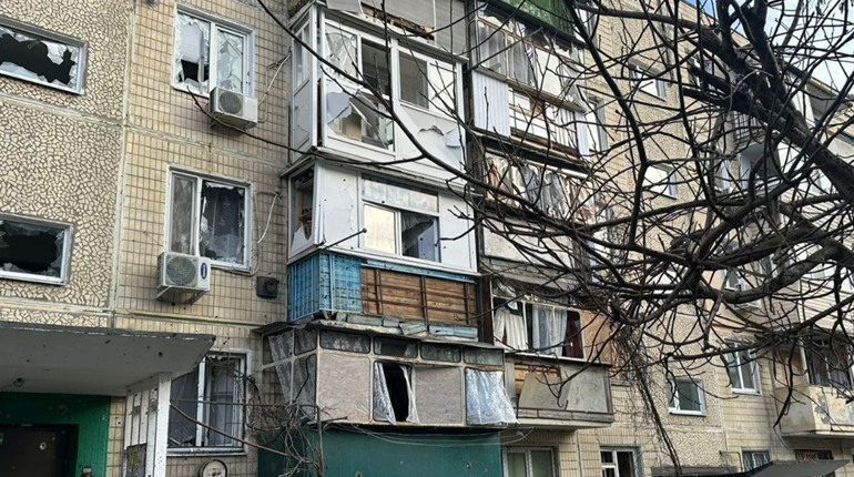 Російські окупанти шість разів гатили по Нікополю і Марганцю: поранено жінку, є руйнування