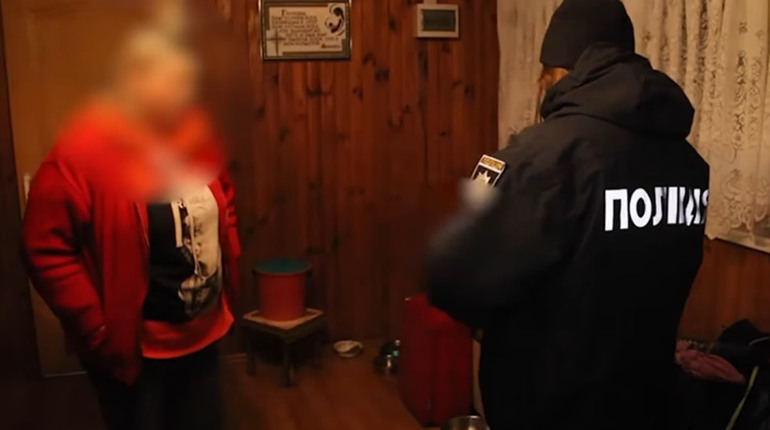 Била металевою ніжкою неповнолітнього: в Скригалівці затримали виховательку за знущання над дітьми