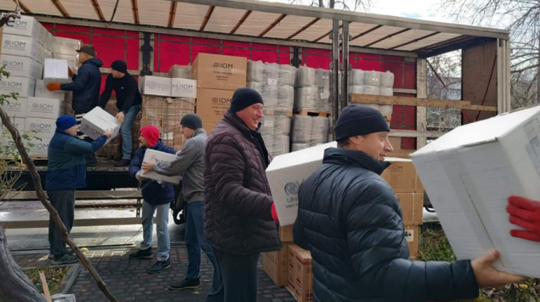 Гуманітарна допомога. Переселенцям з Луганщини видаватимуть матраци, ковдри та посуд
