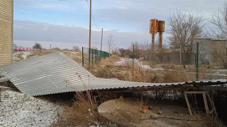 В окупованих Нижніх Сірогозах негода залишила без покрівлі будівлю спортивної школи