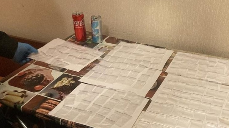У Жовтих Водах поліцейські затримали 21-річного чоловіка, його підозрюють у торгівлі наркотиками