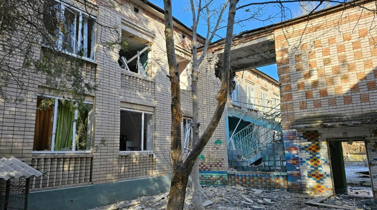 Російські окупанти поцілили по дитсадочку у Херсоні: поранена працівниця закладу