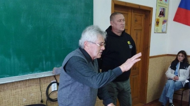 Театр абсурду в окупації: для профілактичних бесід зі студентами Генічеська запросили нарколога