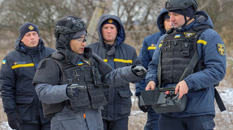 Піротехніки Полтавщини навчаються працювати із машиною для розмінування