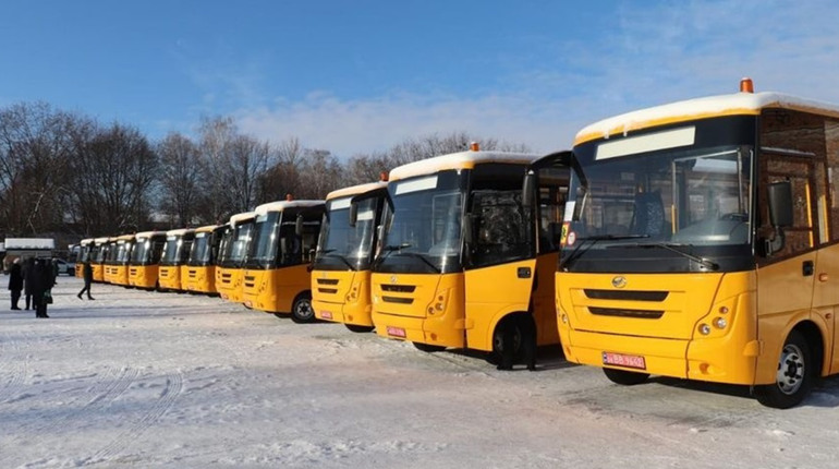 Чернігівська область отримала 13 нових шкільних автобусів для громад