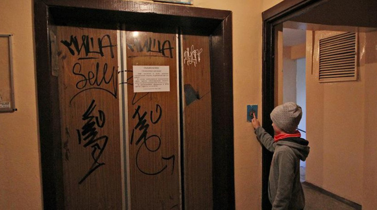 За здоровий спосіб життя. На окупованій Луганщині не працює понад дві тисячі ліфтів