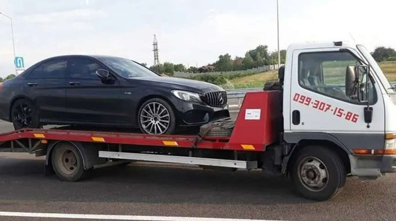 Евакуація автомобіля – коли та у кого замовити