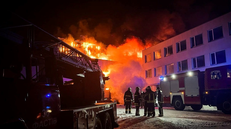 У Фастівському районі горів Мотовилівський меблевий комбінат: що відомо про пожежу