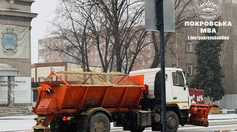 Ожеледиця в Покровську: попри негоду комунальники гідно виконують свою роботу