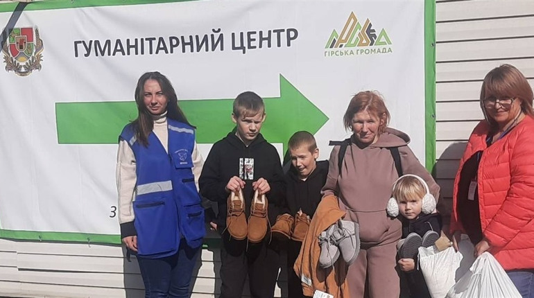 Переселенцям з Луганщини продовжують надавати допомогу у гуманітарних штабах. Скільки надано
