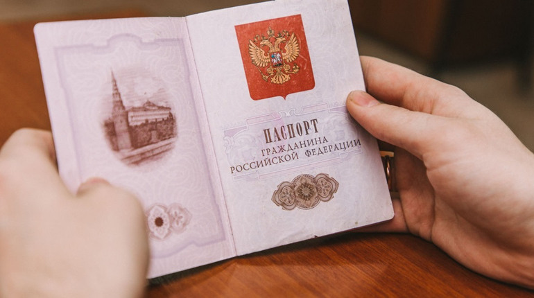 Статус “іноземця”, штрафи, депортація — ціна відмови жителів окупованої Херсонщини від паспорта РФ