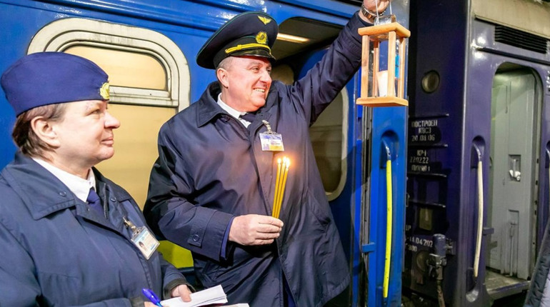 Сьогодні "Укрзалізниця" доставить Вифлеємський вогонь миру на 24 вокзали України