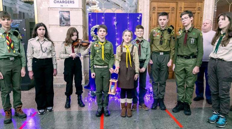 В Україну вже прибув Вифлеємський вогонь